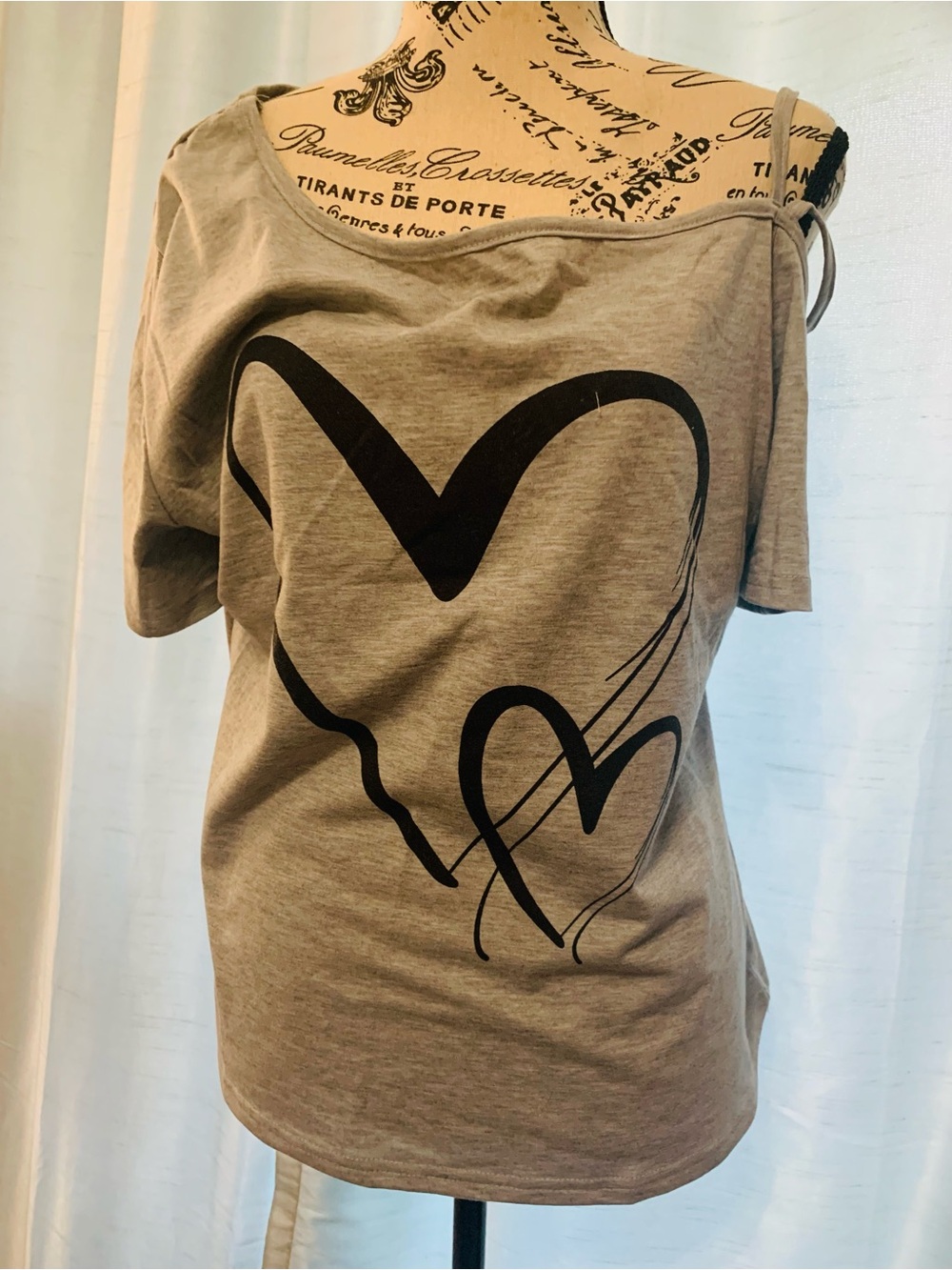 Gray Relaxed Off-Shoulder Heart Graphic Tee
